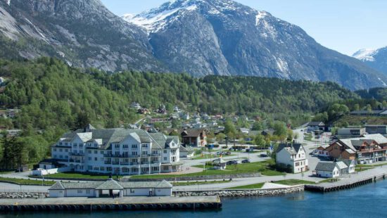 Plaatsje Eidfjord in het Hardangerfjord