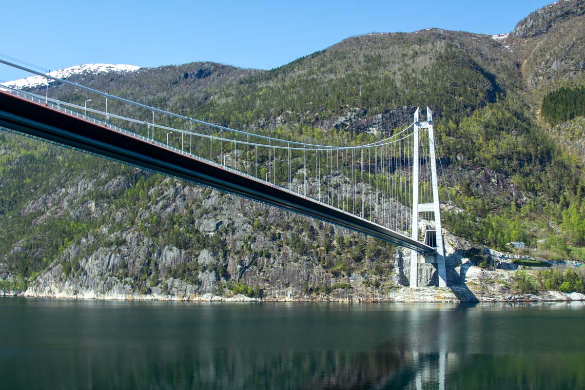 Cruise de Handangerbrug door