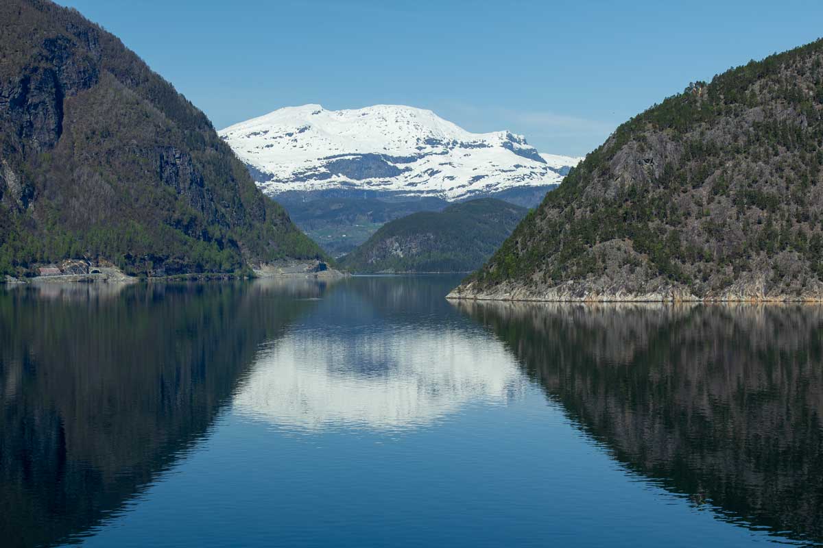 Mooie uitzicht tijdens de cruise door het Hardangerfjord