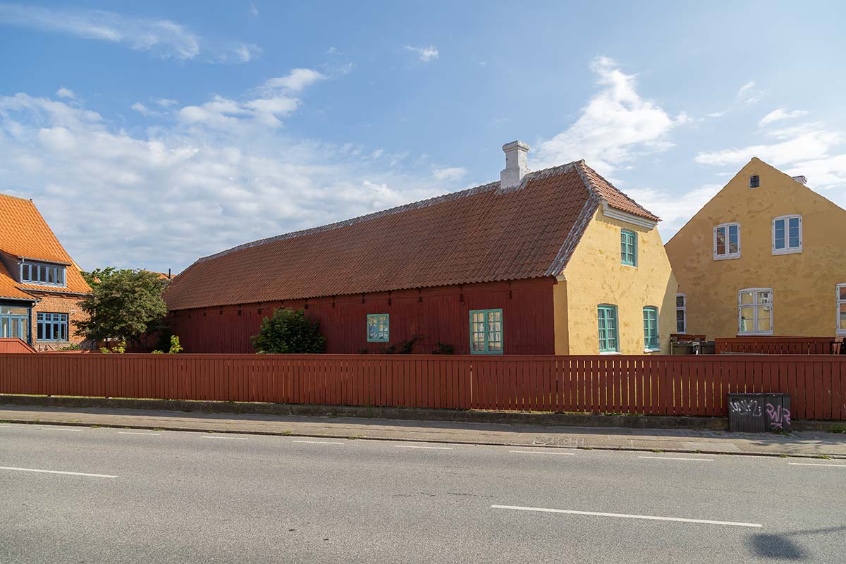 Gele huizen in het dorp