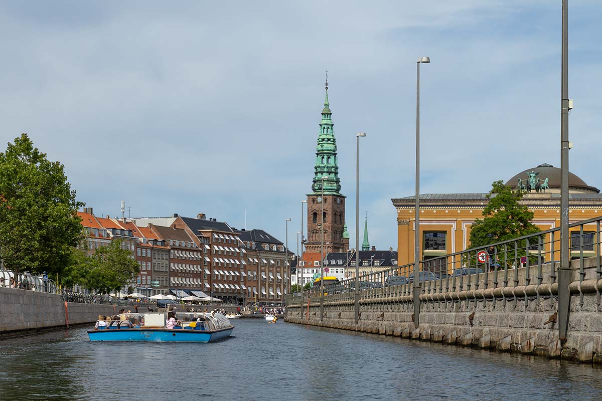 Toren Nikolaj Art Gallery tijdens rondvaart door de grachten van kopenhagen