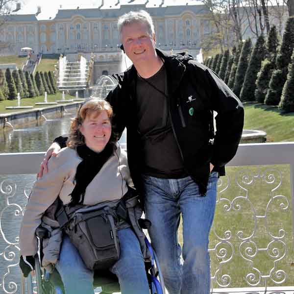Inge en ruud voor de Peterhof in Sint-Petersburg