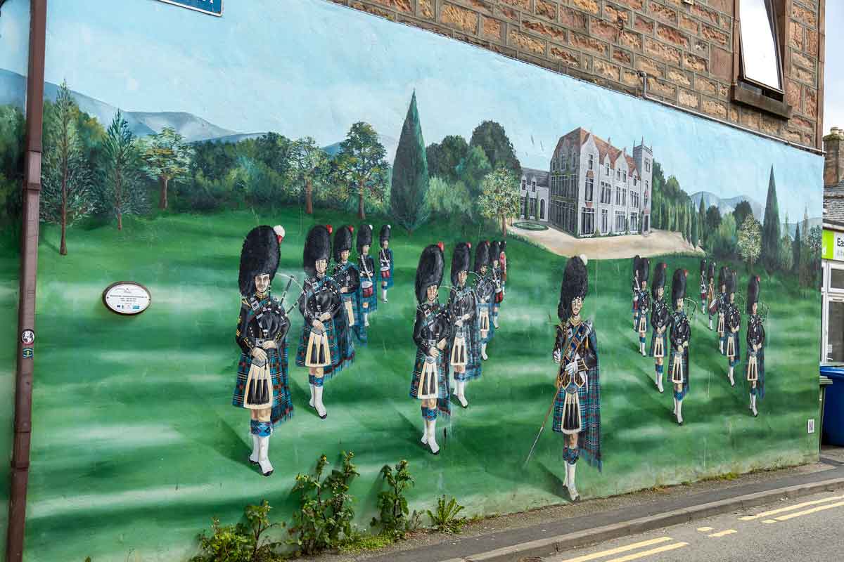 Invergordon Murial bagpipers
